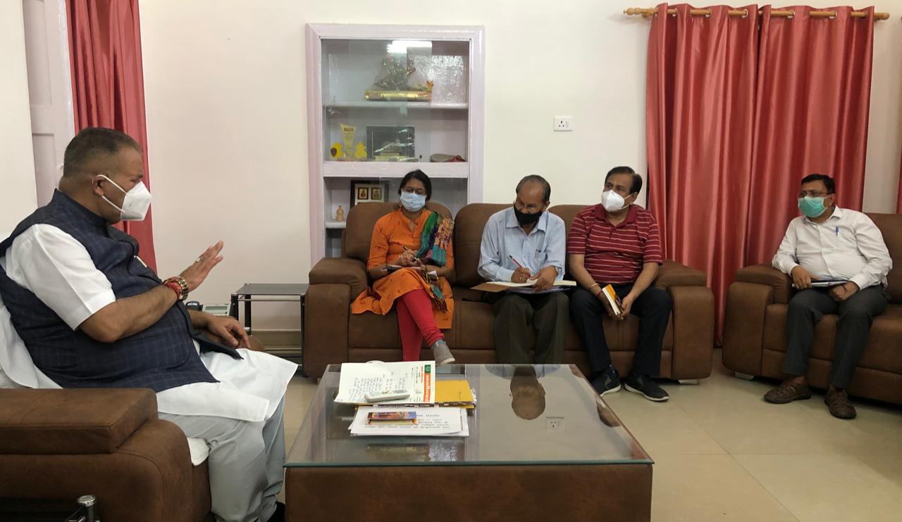 उत्तराखंड : दून विहार में सीवरलाईन तथा पानी की समस्या पर कैबिनेट मंत्री गणेश जोशी ने विभागीय अधिकारियों की बैठक ली।