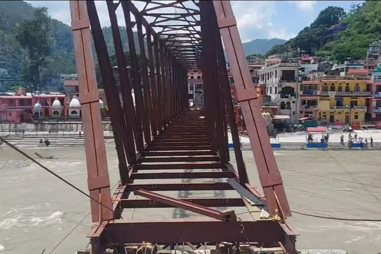 उत्तराखंड : बागेश्वर में सरयू नदी पर निर्माणाधीन पुल एक तरफ झुका