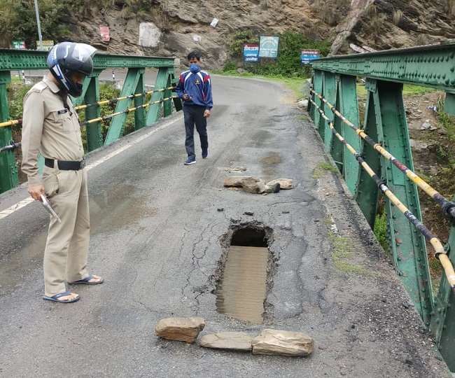 उत्तराखंड : अल्मोड़ा व नैनीताल जनपद की सीमा पर क्वारब क्षेत्र में कोसी नदी पर बना वर्षों पुराना पुल खतरे की जद में आ गया है। , डायवर्ट किया गया रूट