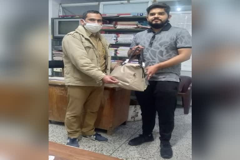 उत्तराखंड मसूरी : कांस्टेबल ने दिखाई ईमानदारी, लौटाया यात्री का बैग
