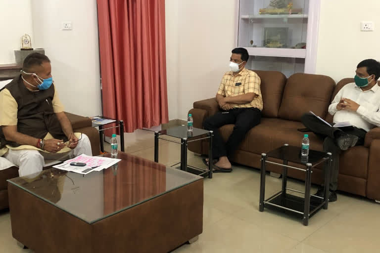 उत्तराखंड : कैबिनेट मंत्री गणेश जोशी ने कैंप कार्यालय में औद्योगिक गतिविधियों में तेजी लाने के लिए उद्योग विभाग की समीक्षा बैठक की