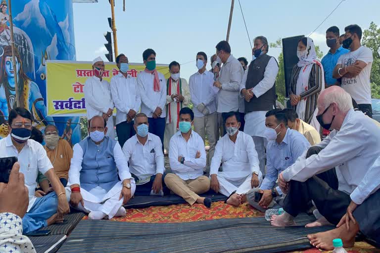 उत्तराखंड : नेपाली फार्म के पास बनाए जा रहे टोल प्लाजा का विरोध बढ़ता ही जा रहा है , प्रीतम सिंह ने किया समर्थन