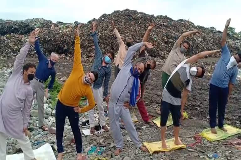 उत्तराखंड : हल्द्वानी में कूड़े के ढेर पर लोगों ने क्यों किया योग, पढ़ें ये खबर