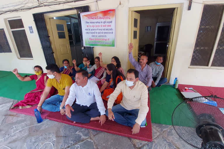 उत्तराखंड : उत्तराखंड परिवर्तन पार्टी ने भी दिया समर्थन धरने मे बैठे सदस्यों को