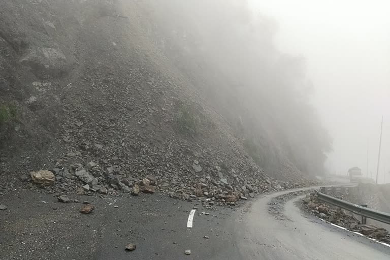 उत्तराखंड : देहरादून-मसूरी मार्ग के गलोगी पावर हाउस के पास मलबा आने से मार्ग बाधित हो गया था