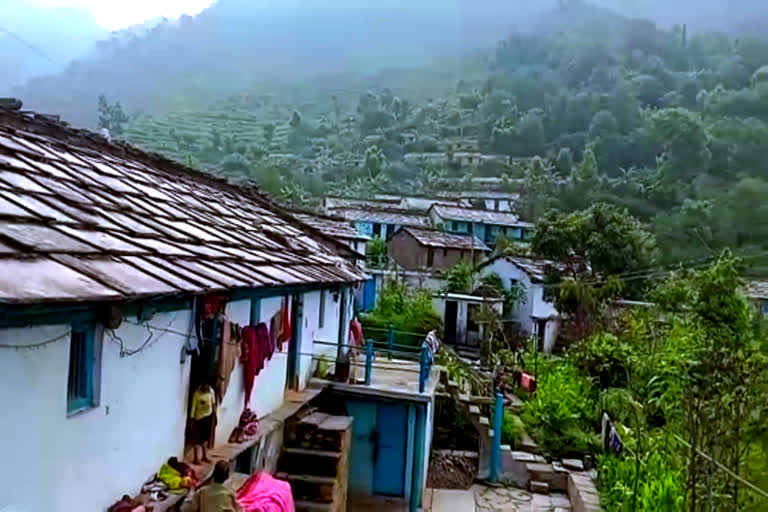 उत्तराखंड श्रीनगर : स्युसाल गांव के लोगों की आंखें सड़क की आस में पथराई , जिम्मेदार नहीं ले रहे सुध