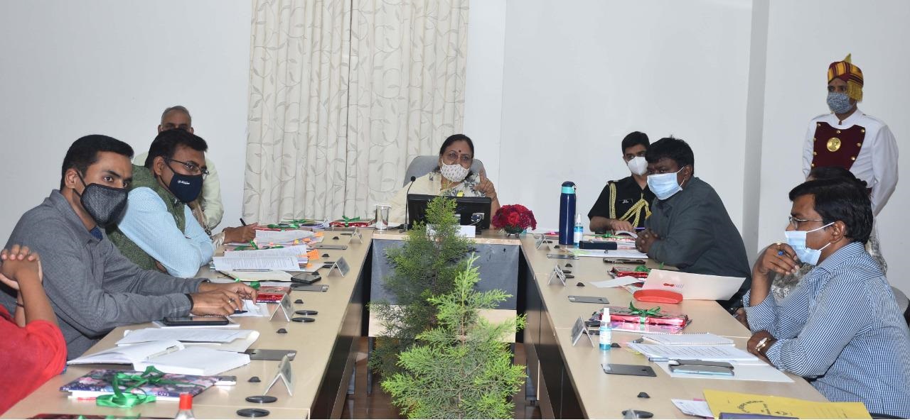 उत्तराखंड देहरादून: विश्वविद्यालय के कुलपतियों और सरकारी अधिकारियों के साथ राज्यपाल की बैठक
