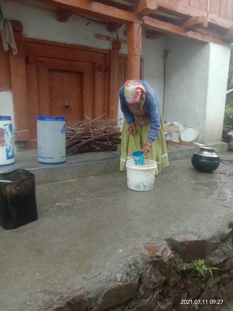 उत्तराखंड : ग्राम कांडी में बारिश का पानी पीने को मजबूर लोग ,लोगो में आक्रोश