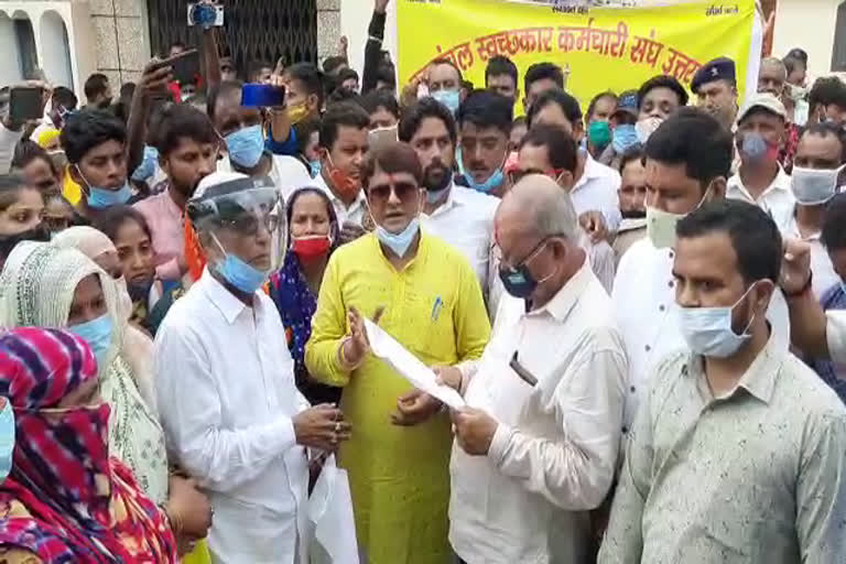 उत्तराखंड : 11 सूत्रीय मांगों को लेकर सफाई कर्मचारियों ने बंशीधर भगत के आवास का घेराव किया