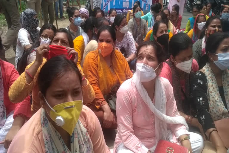 उत्तराखंड : एएनएम ने अपनी मांगों को लेकर एक रैली निकालते हुए सचिवालय कूच किया , पुलिस ने रोका तो सड़क पर ही धरने पर बैठीं