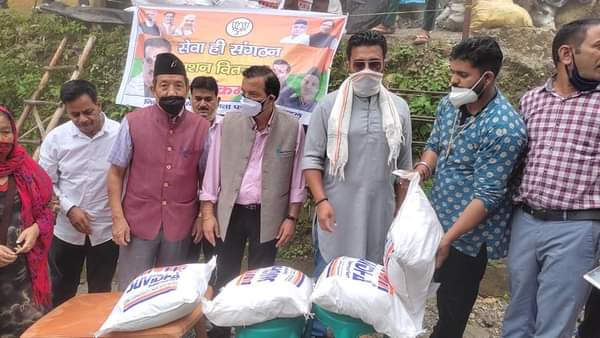 उत्तराखंड: काबीना मंत्री गणेश जोशी के सहयोग से मसूरी में 400 से ज्‍यादा परिवार को राशन वितरित किया
