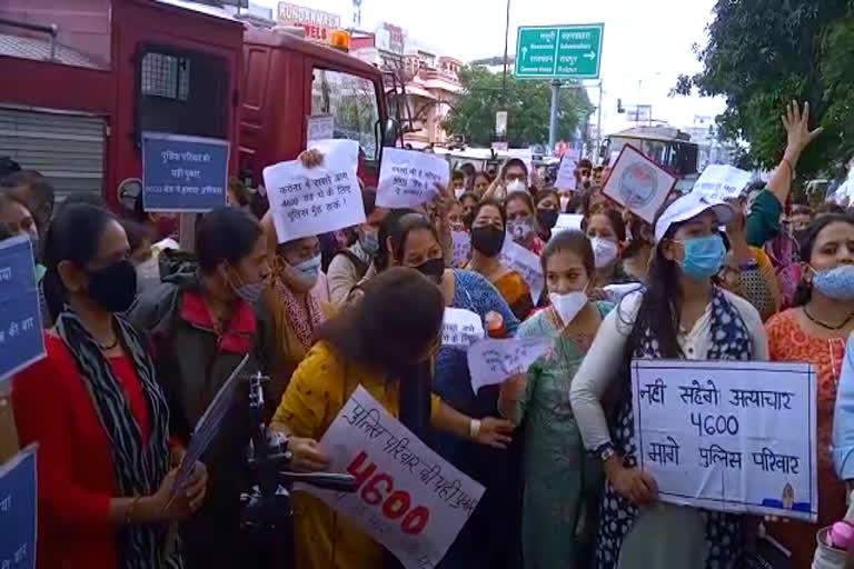 उत्तराखंड: ग्रेड पे की मांग को लेकर पुलिसकर्मियों के परिजनों ने आज धरना-प्रदर्शन कर विरोध जताया