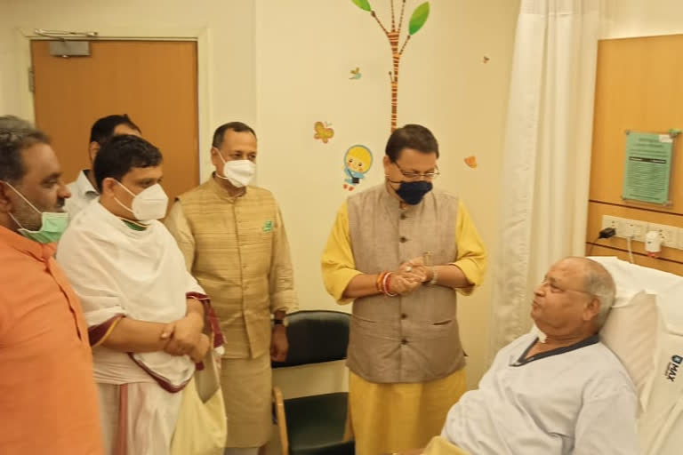 उत्तराखंड : सीएम धामी ने अस्पताल पहुंचकर कैबिनेट मंत्री बंशीधर भगत का हाल जाना और उनके शीघ्र स्वास्थ्य लाभ की कामना की