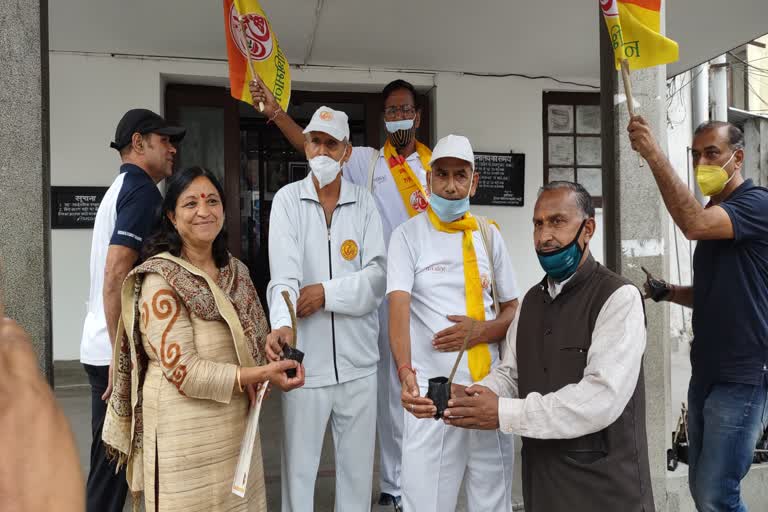 उत्तराखंड : मसूरी में पतंजलि योगपीठ द्वारा शुरू किया गया गिलोय वितरण अभियान