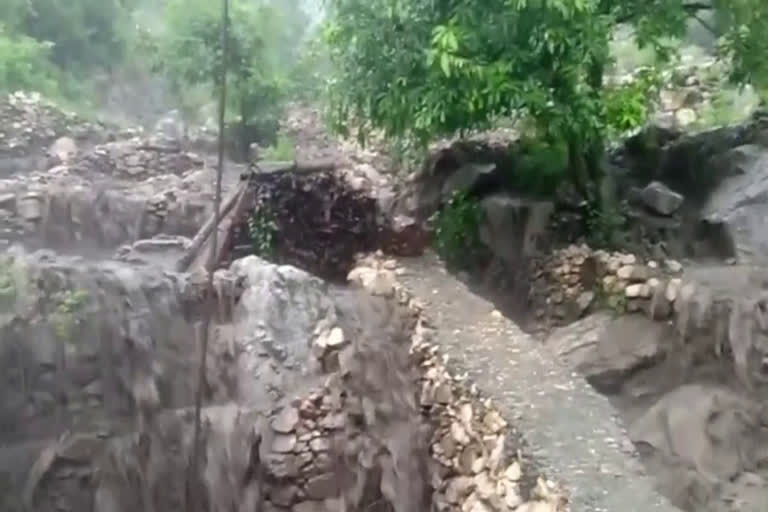 उत्तराखंड उत्तरकाशी : भारी बारिश का पानी घरों में घुसने के कारण लोगों को लाखों का नुकसान हुआ है