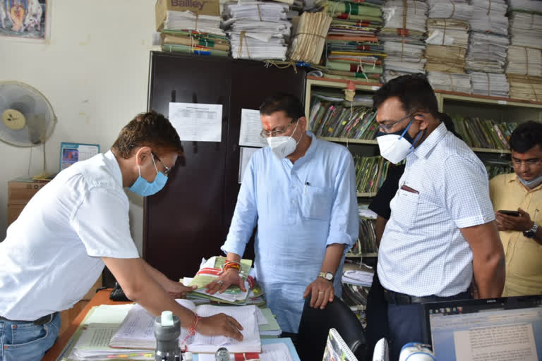 उत्तराखंड : सचिवालय में पहले दिन सीएम ने देखी फाइलें, मामलों को समय पर निपटाने के निर्देश