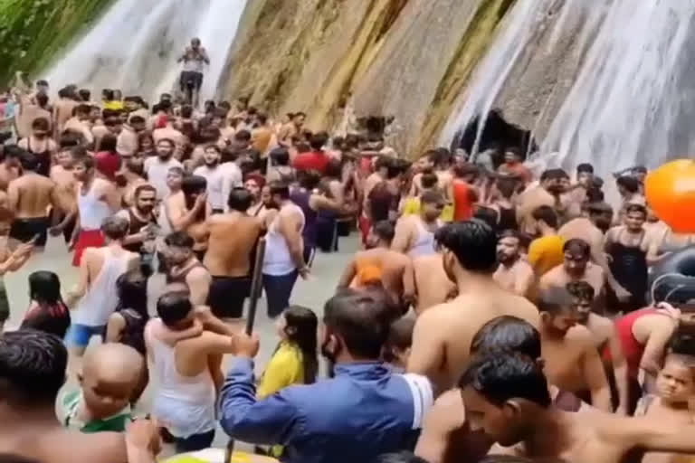 उत्तराखंड मसूरी : कोविड नियम तार-तार , मसूरी के कैम्पटी फॉल में पर्यटकों का 'अंबार'