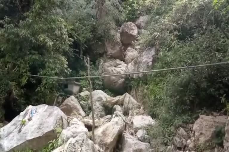 उत्तराखंड मसूरी : मसूरी में 75% आबादी पर गहराया पानी का संकट , जलस्रोत पर डाला जा रहा मलबा