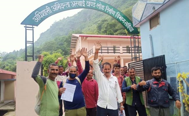 उत्‍तराखंड : सड़क बंद होने से ग्रामीण परेशान, लोनिवि कार्यालय में किया प्रदर्शन