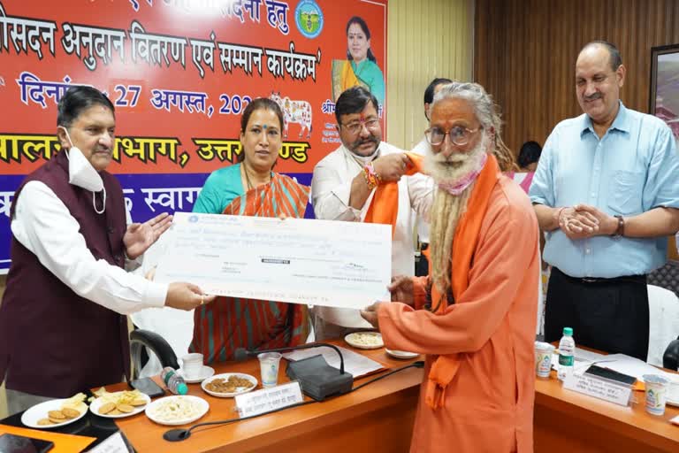 उत्‍तराखंड : प्रदेश के सभी 13 जनपदों के 38 मान्यता प्राप्त गौ सदनों को कैबिनेट मंत्री रेखा आर्य ने ढ़ाई करोड़ रूपए की धनराशि अनुदान में दी