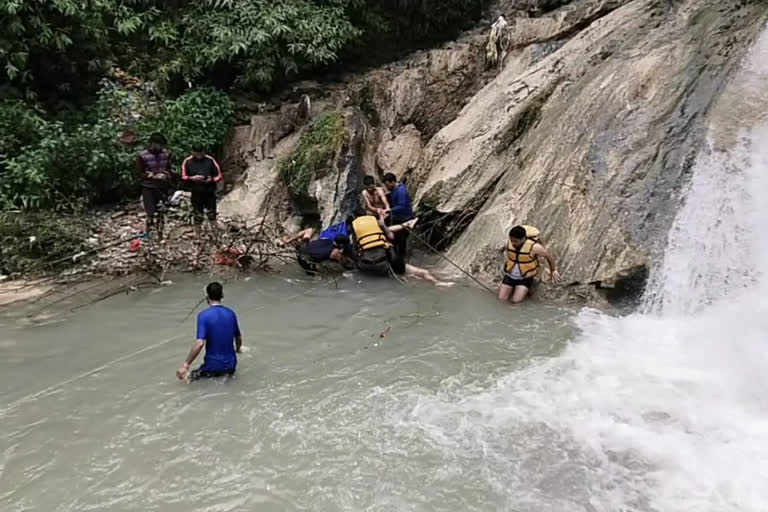 उत्‍तराखंड मसूरी : टिहरी के कैंपटी फॉल में पर्यटक के डूबने से मौत , यूपी से मसूरी घूमने आए थे सात दोस्त