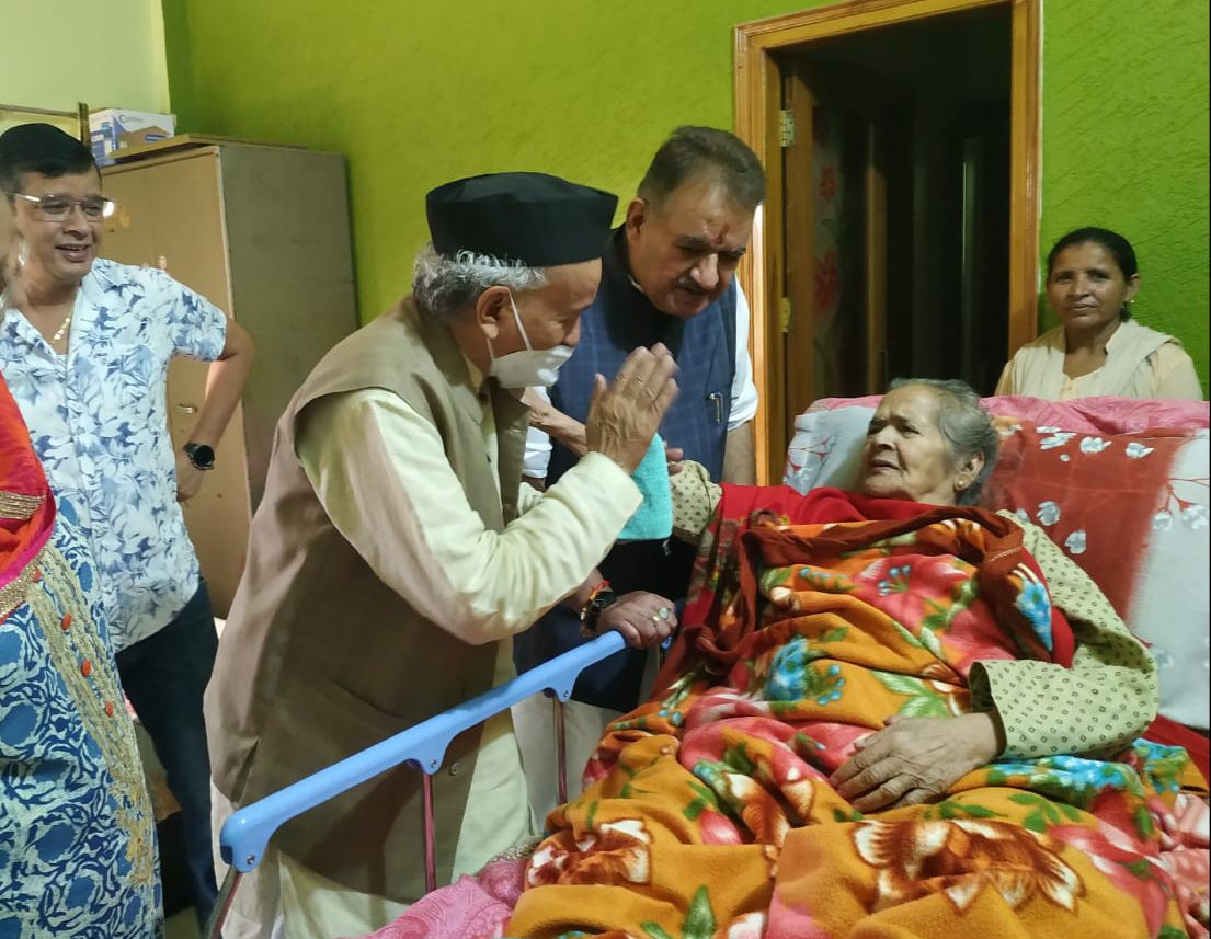 उत्‍तराखंड :कैबिनेट मंत्री गणेश जोशी की माता की कुशलक्षेम जानते महाराष्ट्र राज्यपाल भगत सिंह कोश्यारी