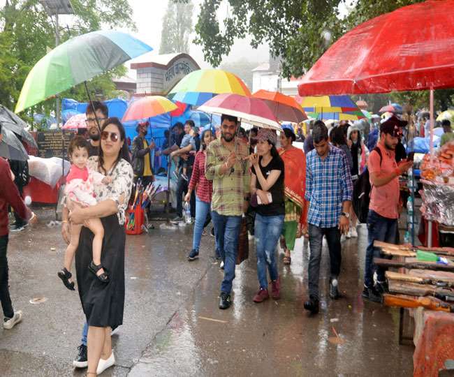 उत्तराखंड पर्यटन: मसूरी और नैनीताल के हिल स्टेशनों पर उमड़ा पर्यटकों का हुजूम, बारिश में की मस्ती