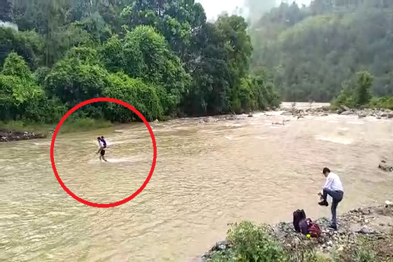 उत्‍तराखंड पिथौरागढ़ : सेराघाट में दर्जनों गांवों के लोग और स्कूली बच्चे अपनी जान जोखिम मे डालकर नदी पार करने को मजबूर , आंख मूंदकर बैठे हैं जिम्मेदार