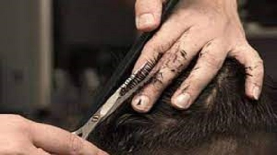 उत्तराखंड : बाल कटवाने गए पंडित के नाई पर केस दर्ज