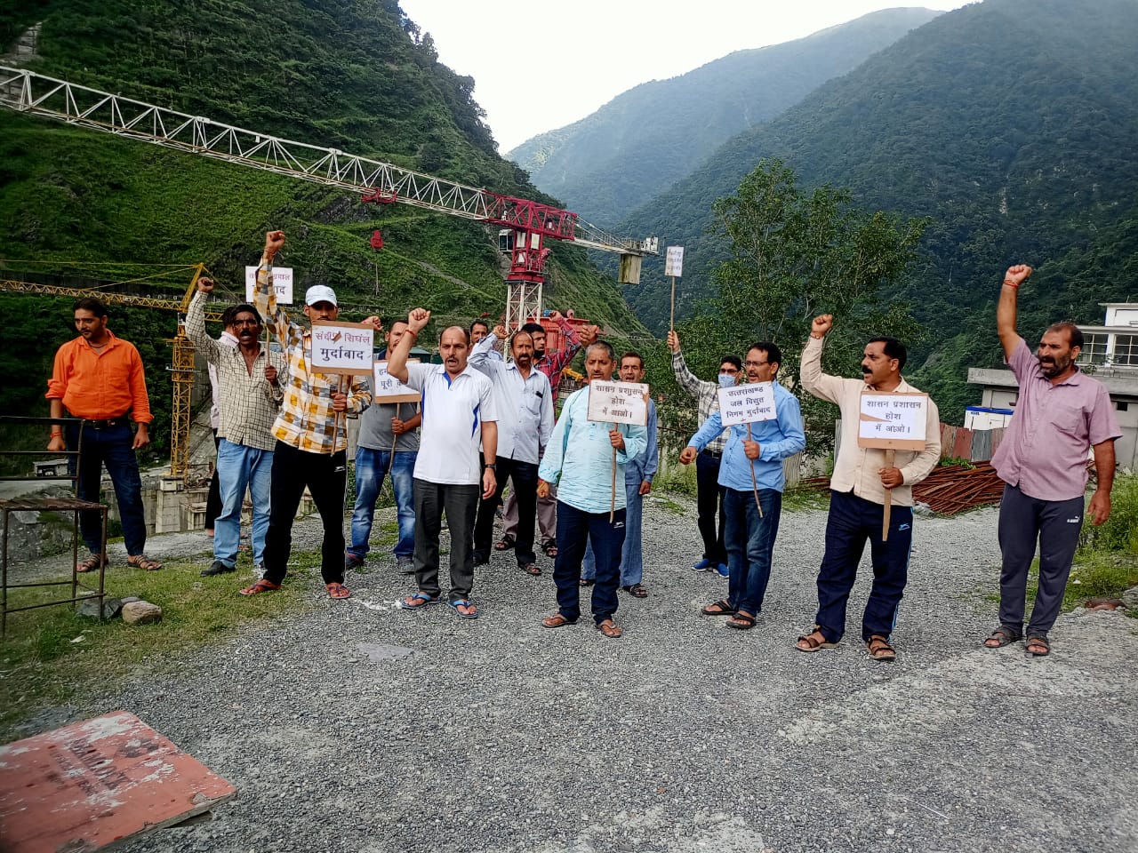 उत्‍तराखंड : लोहारी के ग्रामीणों द्वारा वर्तमान प्रदेश सरकार की निरंकुशता तथा तानाशाही को देखते हुए जमकर नारेबाजी की , लोहारी के ग्रामीणों का आंदोलन जारी