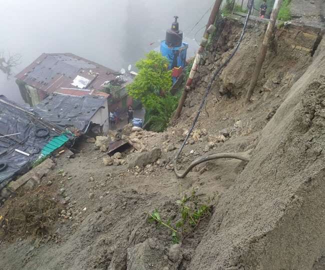 उत्‍तराखंड मसूरी : उत्तराखंड में भारी बारिश से मसूरी में भूस्खलन से दो घर क्षतिग्रस्त , तीन को चोटें आई