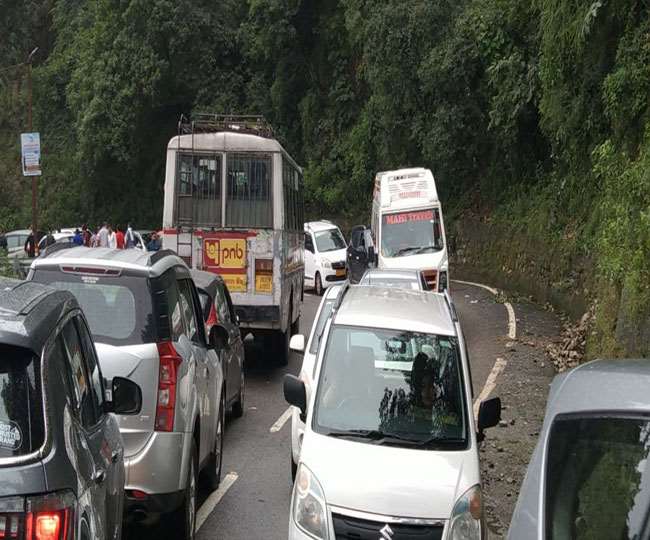 उत्‍तराखंड मसूरी : मसूरी-देहरादून हाईवे पर लगा लंबा जाम, गढ़वाल की ओर जा रहे वाहनों का दबाव
