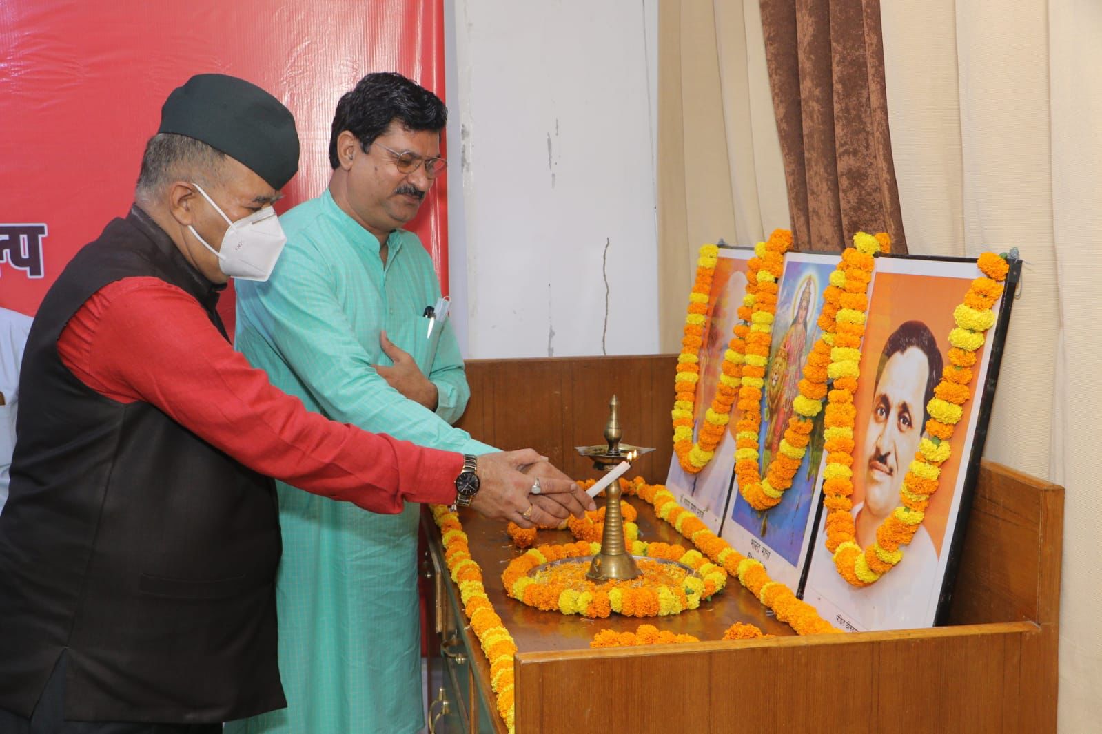 उत्‍तराखंड : ई-विकास संवाद में "सैन्य कल्याण-हमारा संकल्प" विषय पर अयोजित कार्यक्रम में बूथ अध्यक्षों को संबोधित करते कैबिनेट मंत्री गणेश जोशी