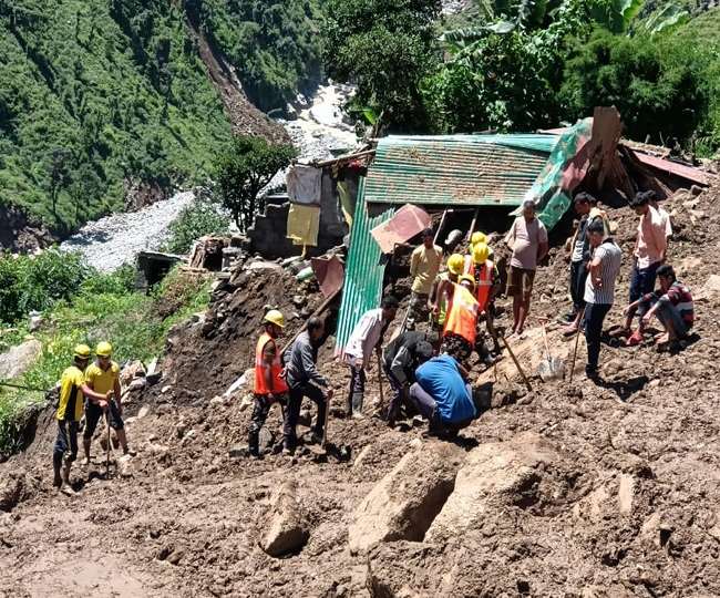 उत्‍तराखंड : सड़क निर्माण के मलबे को खाई और नदियों की ओर धकेलने का खामियाजा आपदा के रूप में देखने को मिल रहा हैं