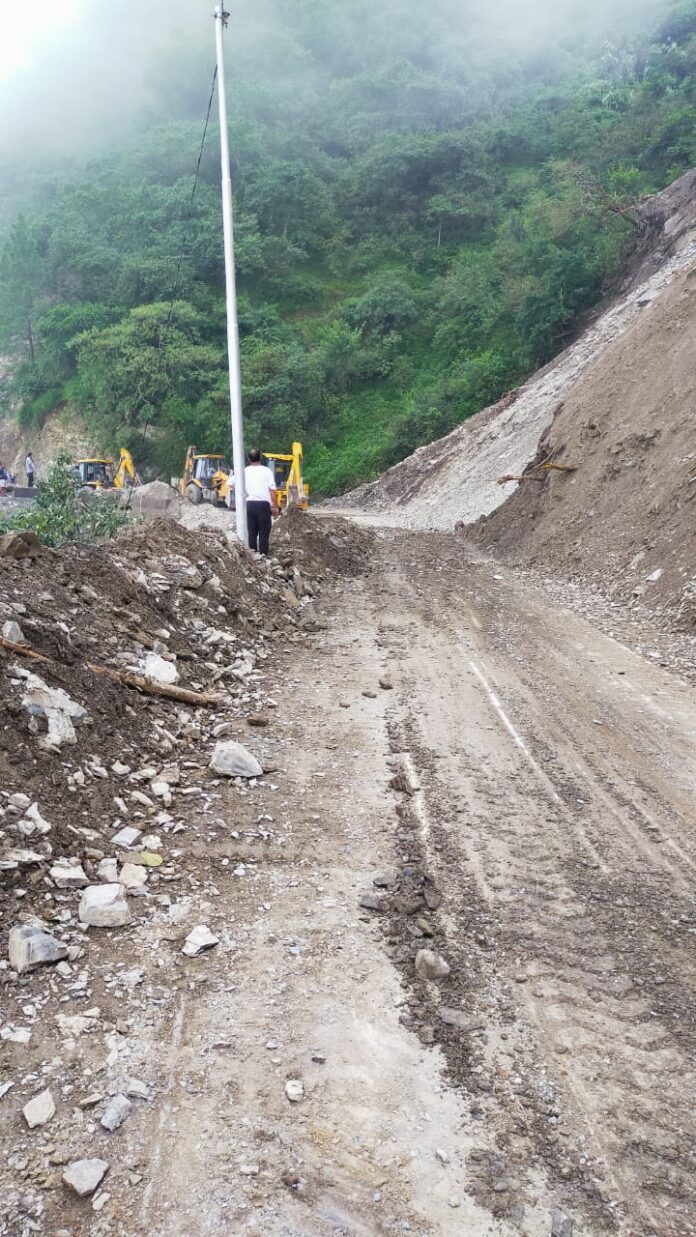 उत्तराखंड : गलोगी बिजली घर के पास फिर मलबा, मसूरी-देहरादून मार्ग एक घंटे बंद रहा