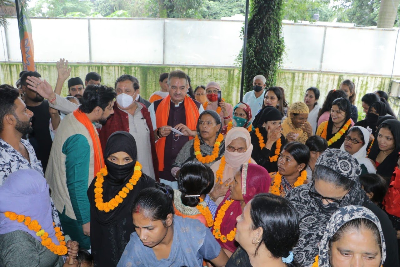 उत्‍तराखंड : कैबिनेट मंत्री गणेश जोशी की उपस्थिति में भाजपा की सदस्यता ग्रहण करती मुस्लिम महिलाऐं