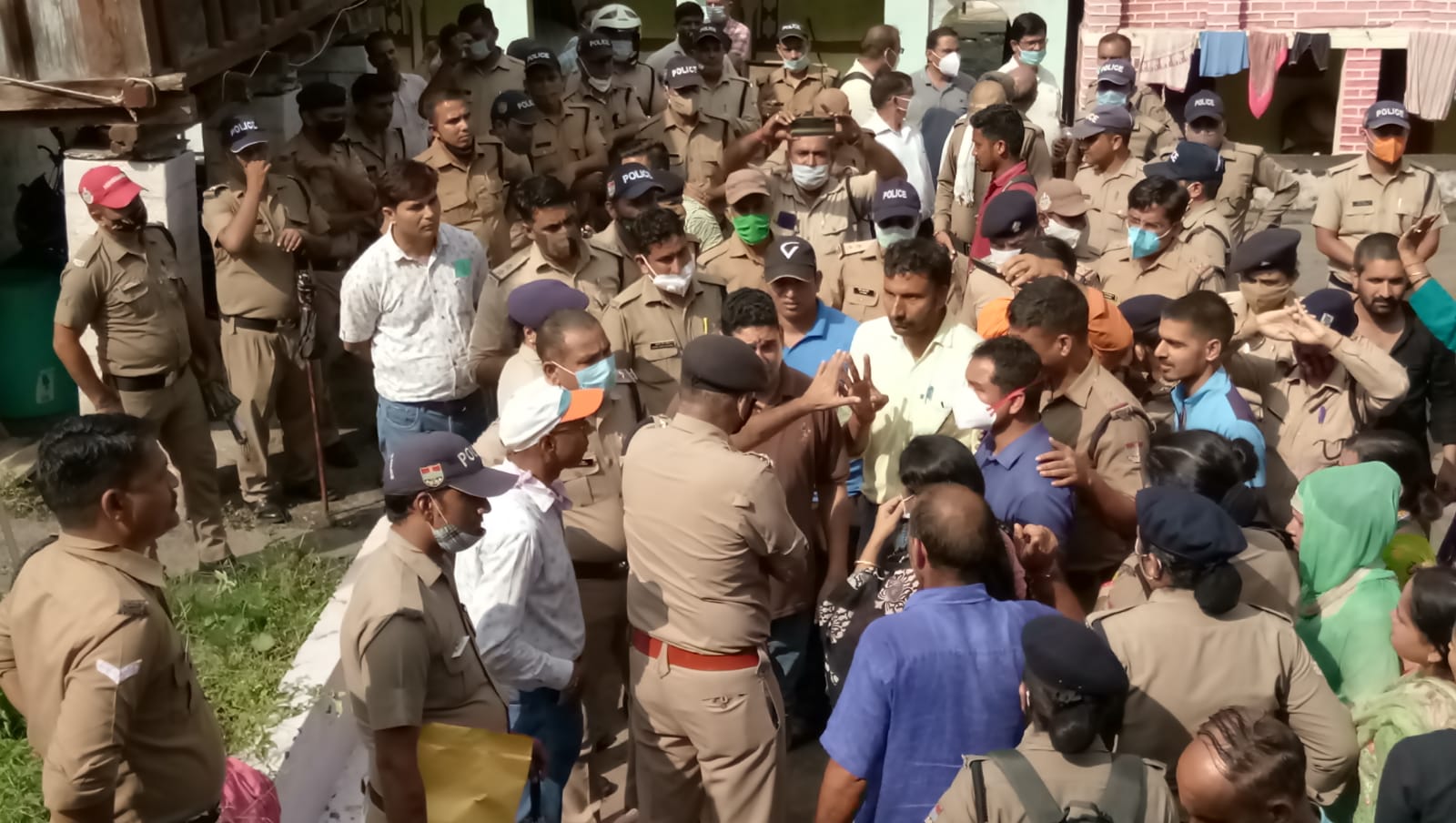 उत्तराखंड : लोहारी के ग्रामीणों का कहना है कि जब तक 3 जनवरी 2017 के कैबिनेट के प्रस्ताव को पुनः बहाल नहीं किया जाता तब तक हम परिसम्पत्तियों का मुल्यांकन नहीं करने देंगे।