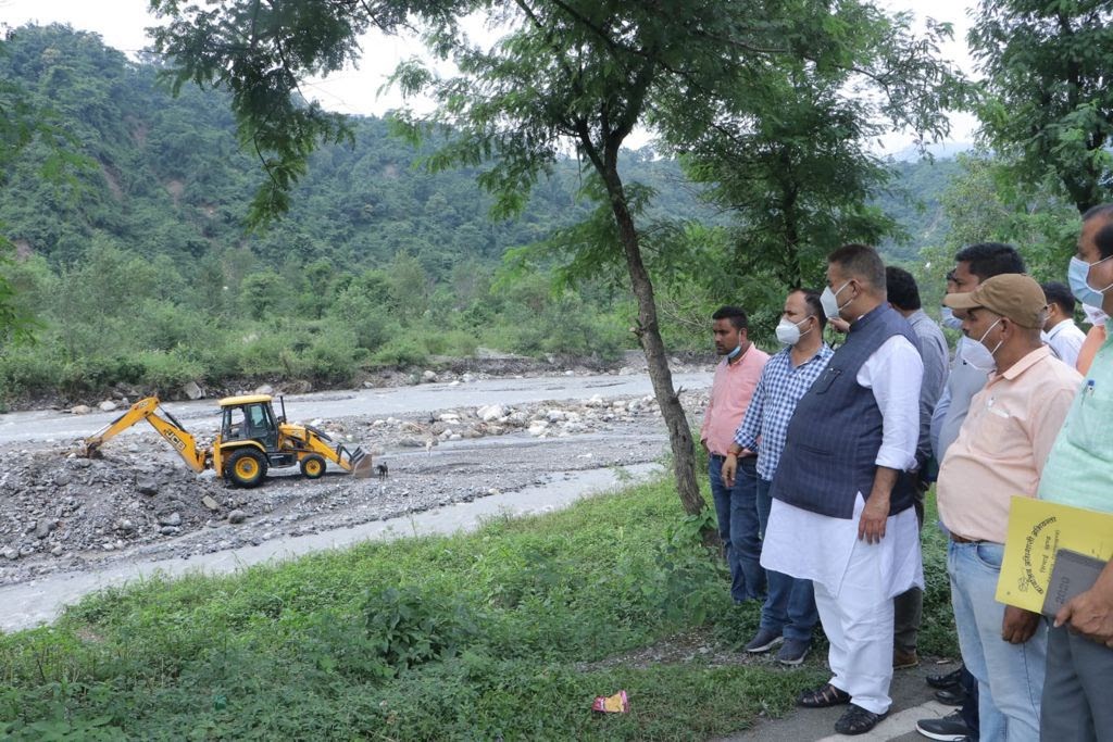 उत्तराखंड : सहस्त्रधारा के आपदाग्रस्त क्षेत्रों में हो रहे निर्माण कार्यों का निरीक्षण करते कैबिनेट मंत्री गणेश जोशी