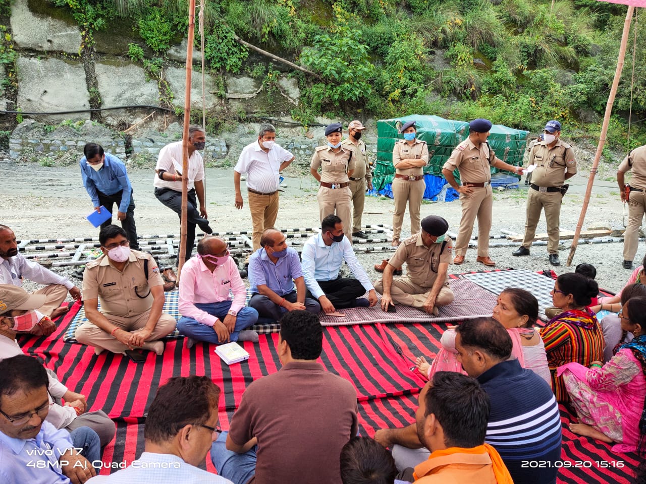 उत्तराखंड : ADM देहरादून,SP देहात,SDM विकासनगर,CO विकासनगर,सुरेश बलुनी डाइरेक्टर Ujvnl,राजीव अग्रवाल अधिशासी निदेशक Ujvnl तथा डाकपथर चौकी इंचार्ज हिमानी चौधरी धरना स्थल पर पहुँचे ,लोहारी गांव का धरना प्रदर्शन जारी ।