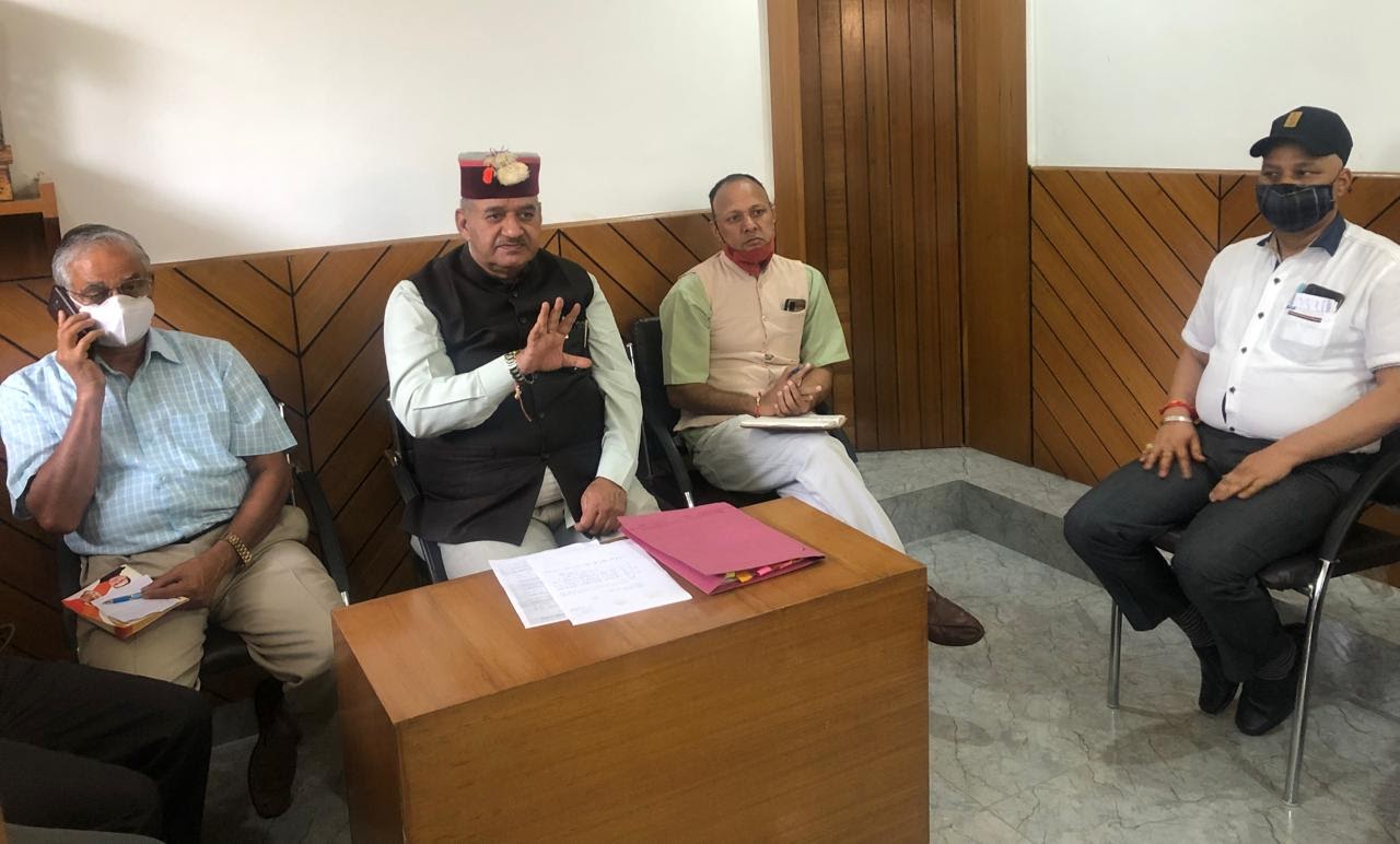 उत्तराखंड : लोक निर्माण विभाग के अधिकारियों की बैठक लेते कैबिनेट मंत्री गणेश जोशी।