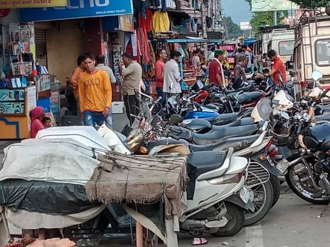 उत्तराखंड विकासनगर : व्यापारियों का अतिक्रमण फुटपाथ से सड़क तक