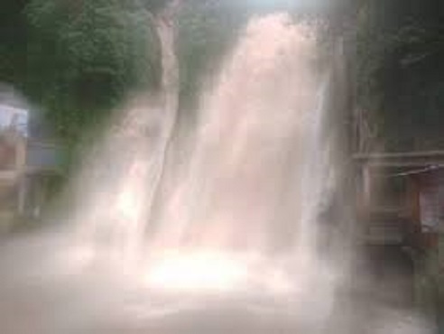 उत्‍तराखंड : कैंपटी फॉल का उग्र रूप, आसपास की दुकानों को खाली कराया गया ,पर्यटकों की No Entry