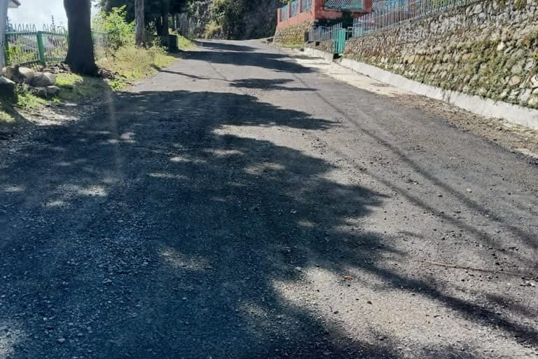 उत्‍तराखंड न्यूज़ टिहरी : 15 दिन में टिहरी में उखड़ने लगा डामरीकरण , लोगों में आक्रोश