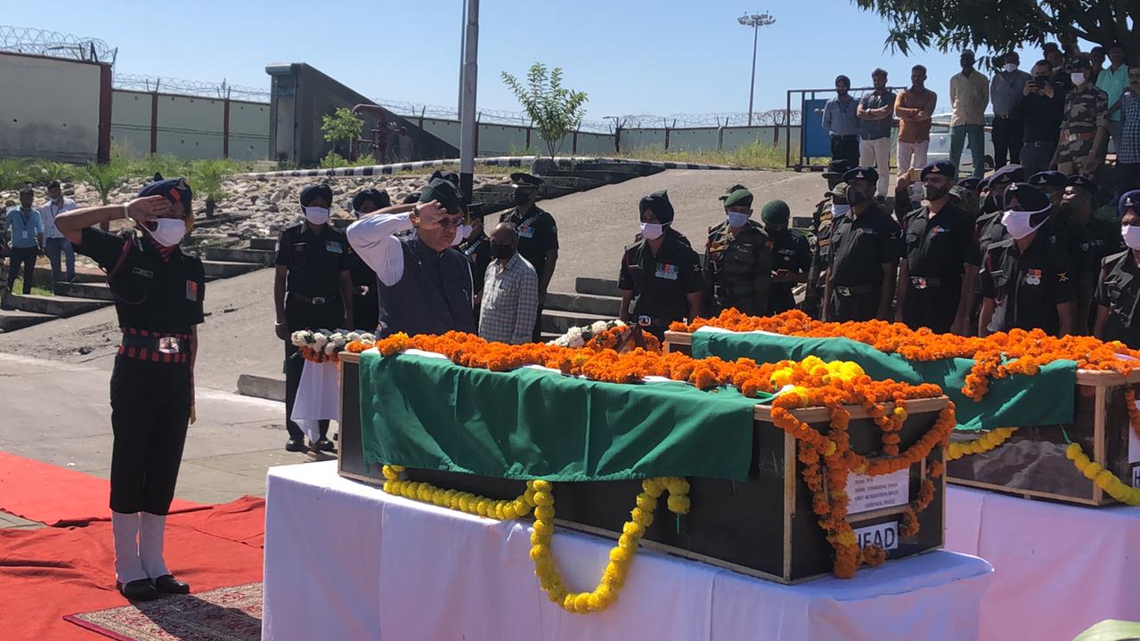 उत्‍तराखंड न्यूज़ : जौली ग्रांट हवाई अड्डे पहुंच कर शहीदों के पार्थिव शरीर को श्रृद्धांजली अर्पित करते सैनिक कल्याण मंत्री गणेश जोशी।