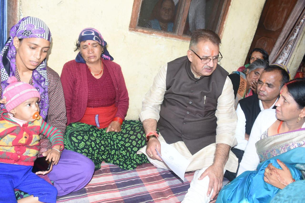 उत्‍तराखंड न्यूज़ : कैबिनेट मंत्री गणेश जोशी पाटा, सिरोर, नाल्ड गांव पहुंचे। पाटा गांव निवासी मृतक स्व.दिनेश चौहान,नाल्ड निवासी स्व.संजय सिंह, सिरोर निवासी स्व.राजेन्द्र सिंह के परिजनों से मुलाकात कर सान्त्वना दी