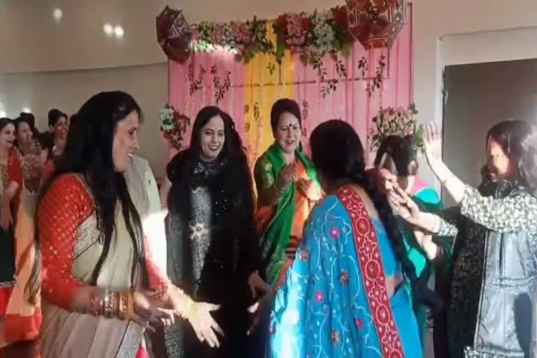 उत्‍तराखंड न्यूज़ : करवा चौथ कार्यक्रम में महिलाओं ने जमकर ठुमके लगाए, एक-दूसरे को दी शुभकामनाएं