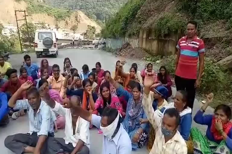उत्तराखंड टिहरी न्यूज़ : शिवपुरी के लोगों ने किया विरोध प्रशासन की कार्रवाई का , विस्थापन की मांग