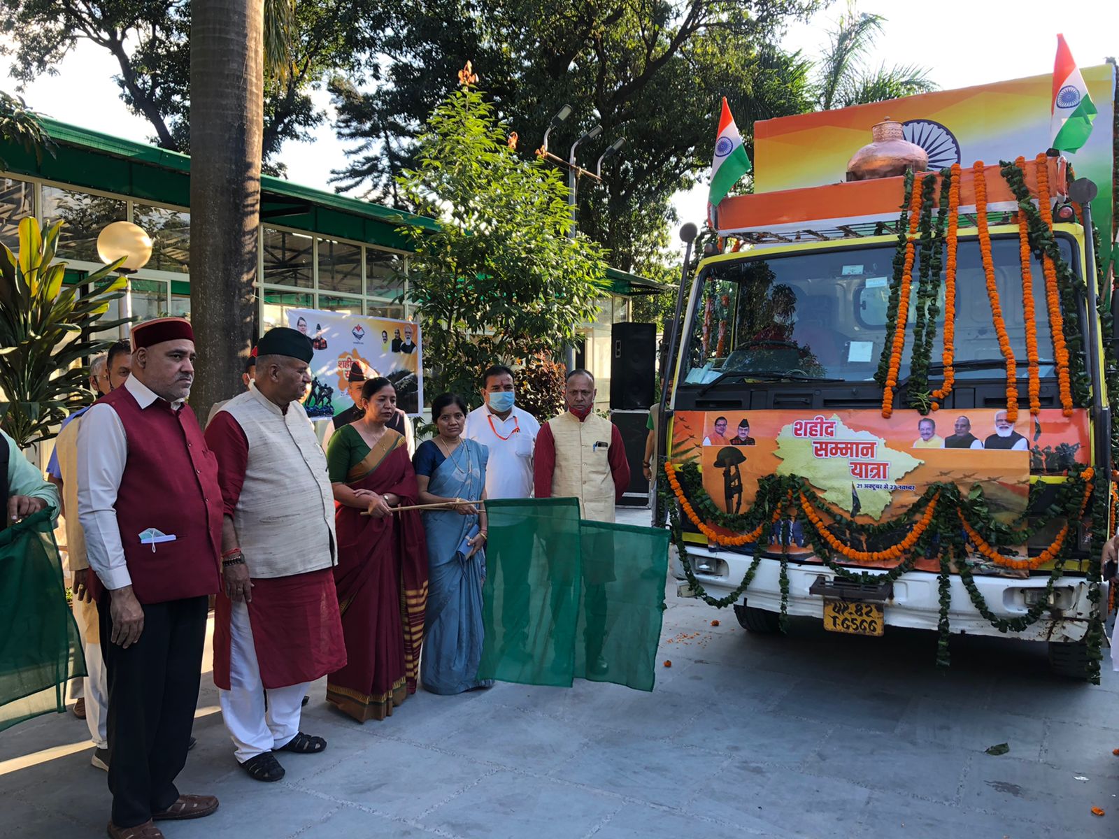 उत्‍तराखंड न्यूज़ : ‘शहीद सम्मान यात्रा’’ के प्रचार रथों को वीर नारियों के हाथों से हरी झंड़ी दिखा कर रवाना करवाते सैनिक कल्याण मंत्री गणेश जोशी।