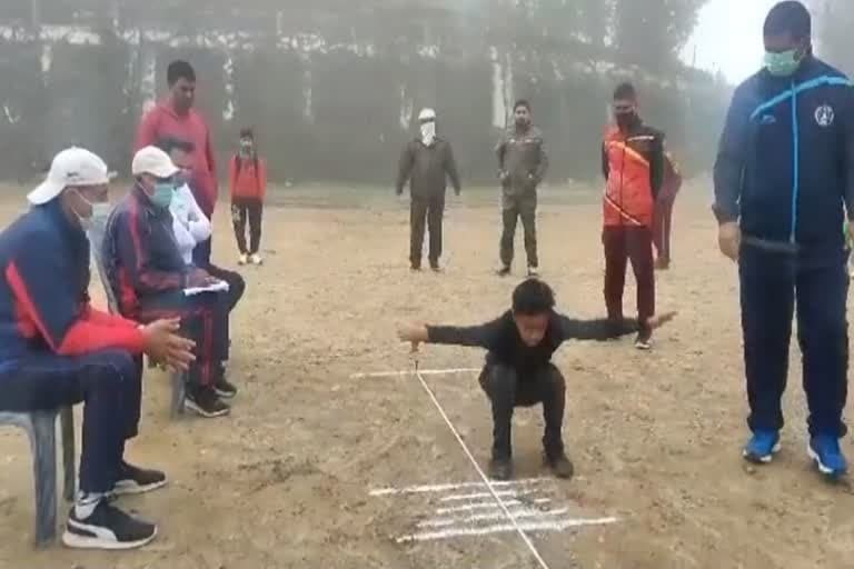 उत्‍तराखंड न्यूज़ श्रीनगर : दाखिले के लिए बारिश में भी ट्रायल दे रहे है छात्र स्पोर्ट्स कॉलेज में
