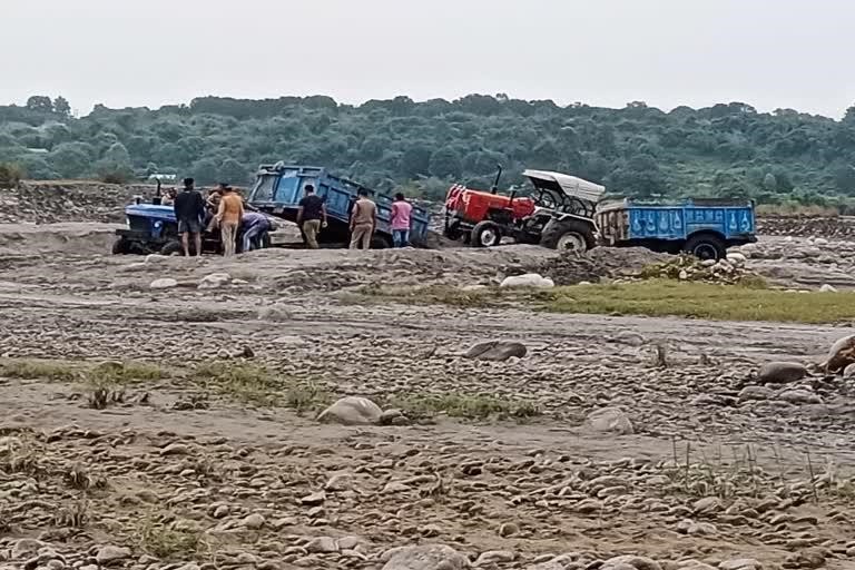उत्‍तराखंड न्यूज़ विकासनगर : पुलिस ने अवैध खनन से लदी सात ट्रैक्टर ट्रालियां जब्त की